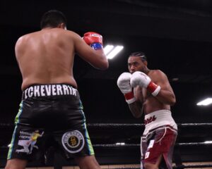 Amari Jones extends his knockout streak to five with third-round stoppage of Daniel Echeverria